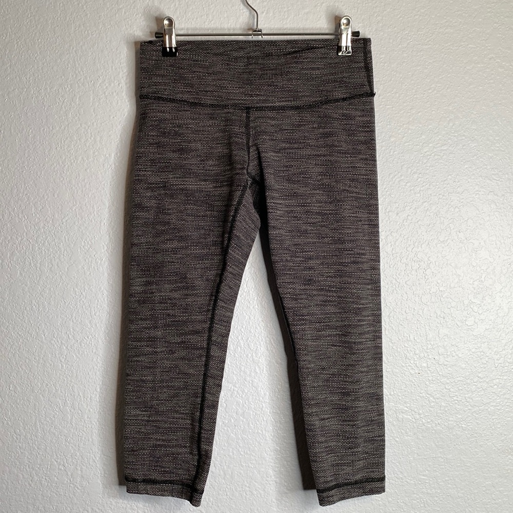 Lululemon cropped size 6 leggings like new